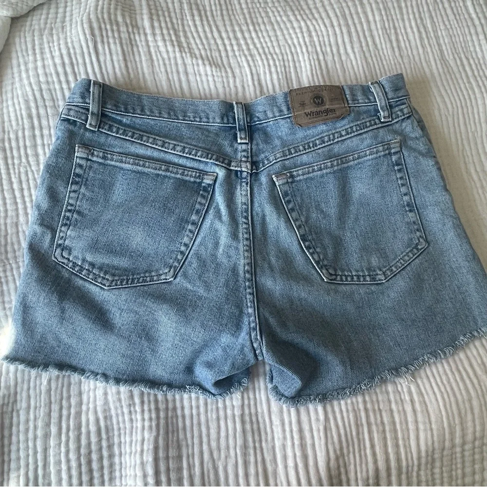 Wrangler Relaxed Fit Denim Shorts - Vintage Wash Cut Off Blue Jean - Picture 2 of 6